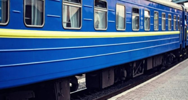 В поезде Харьков - Бердянск на ходу рухнула часть окна (видео)