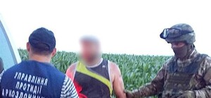 Попались: на Полтавщине задержали полицейских, которые открыли ферму по выращиванию конопли
