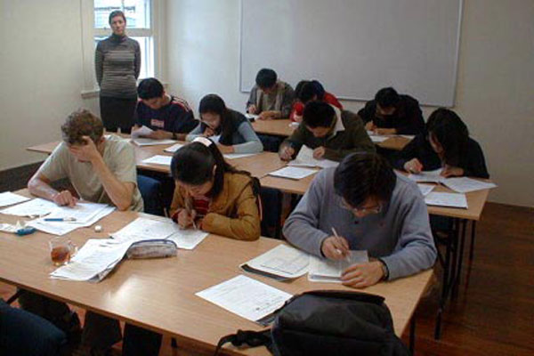 Больше всего желающих пройти пробные тесты по украинскому языку и литературе.