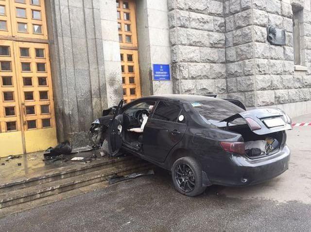 В Харькове водитель врезался в здание горсовета. Фото: ХС