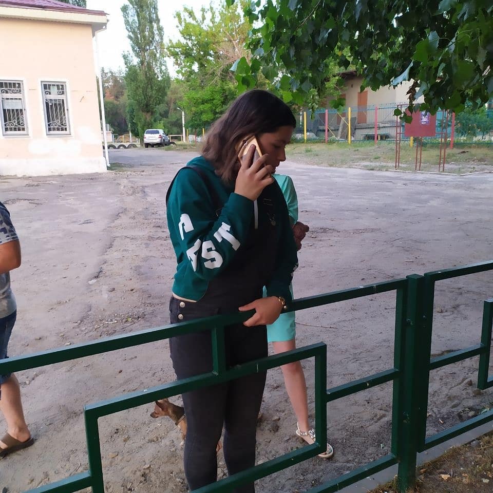 В Харькове 14-летняя девочка катала детей в машине по пешеходным дорожкам. Фото: Instagram "Мамы Харькова"