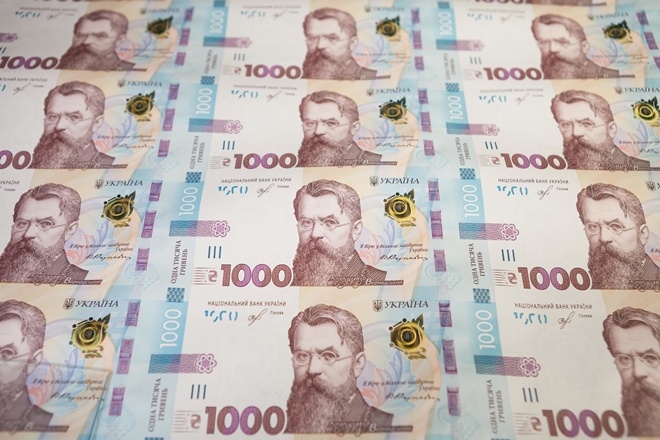 Как отличить настоящую купюру в 1000 гривен от поддельной. Фото: Національний банк України