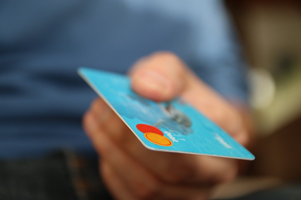 В харьковских центрах админуслуг можно расплатиться банковской картой. Фото: pixabay.com