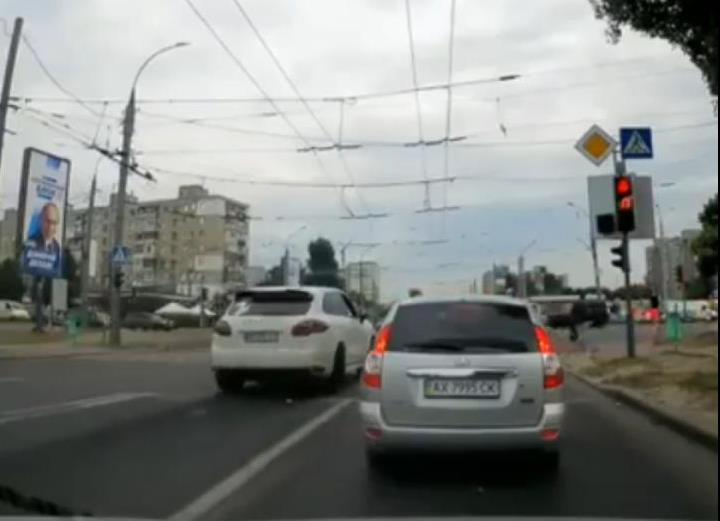 В Харькове автоблогер проехал на красный. Фото: скриншот видео