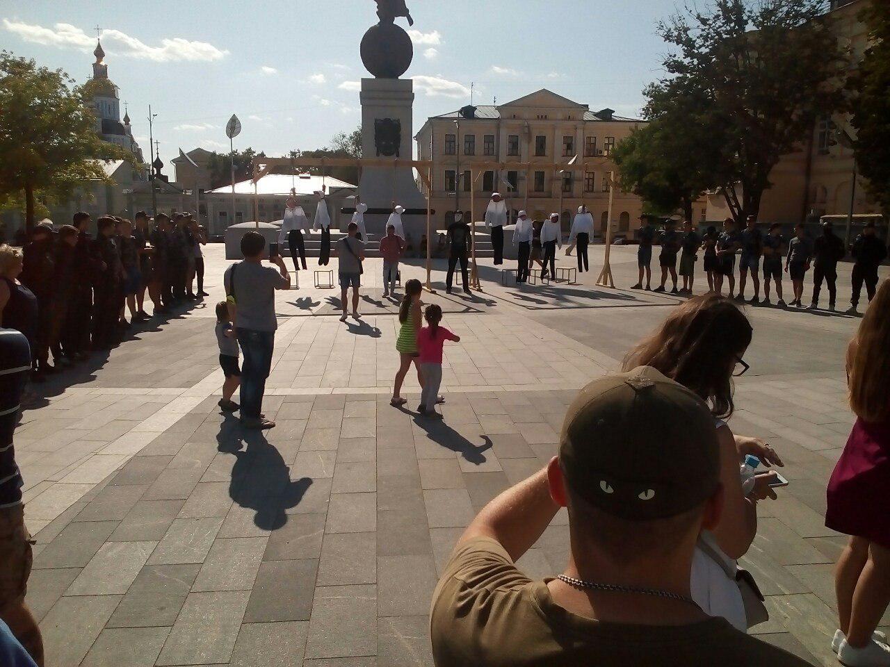 В центре Харькова установили виселицы и повесили чучела депутатов. Фото: ХХ