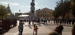 Видеофакт: в центре Харькова установили виселицы и повесили чучела депутатов