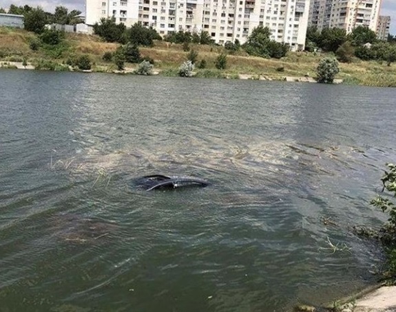 В Харькове утонул автомобиль. Фото: kharkovforum.com