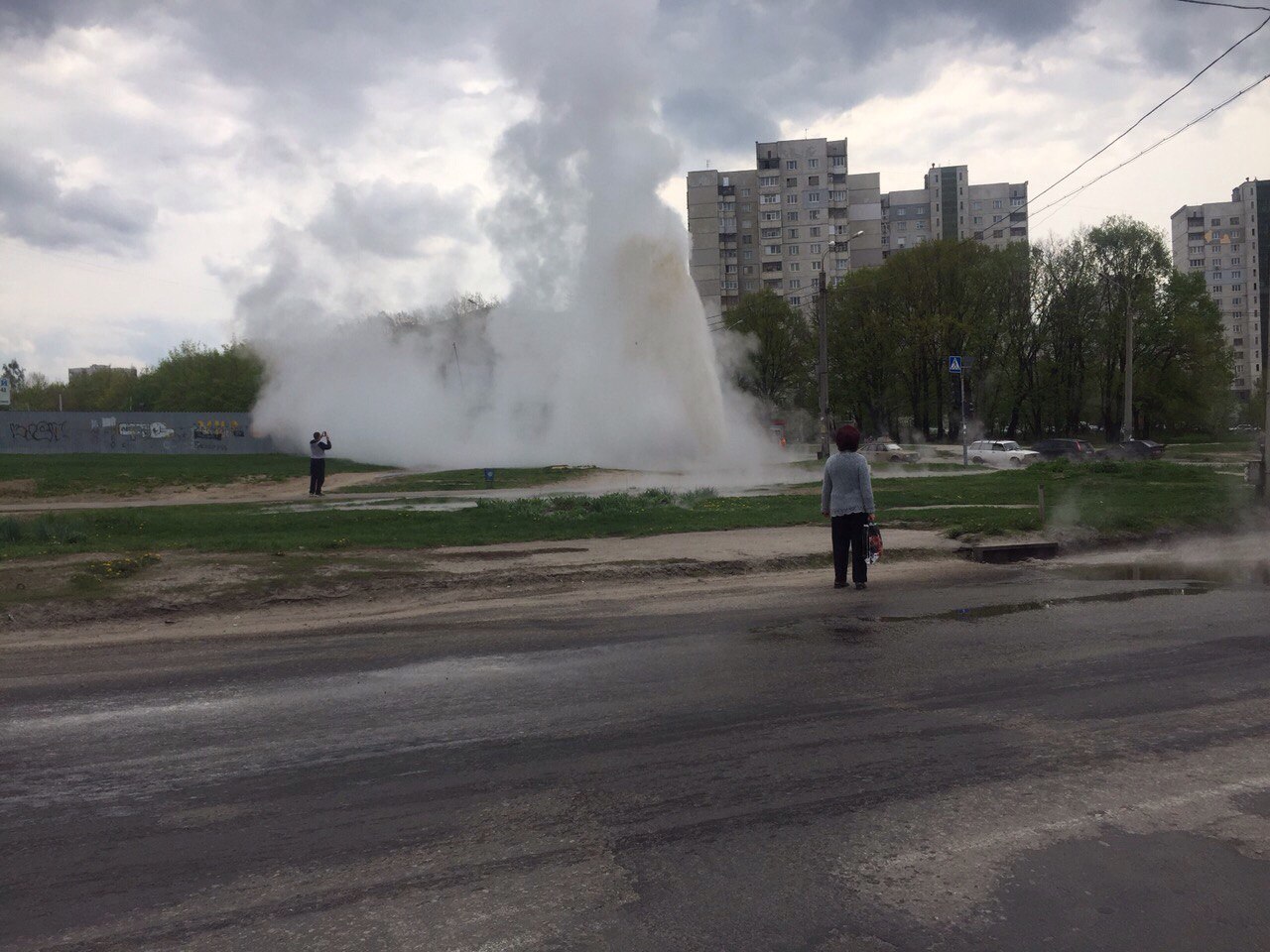 Харьковчан просят сообщать о прорывах трубы по телефону. Фото иллюстративное: "Харьков Live"