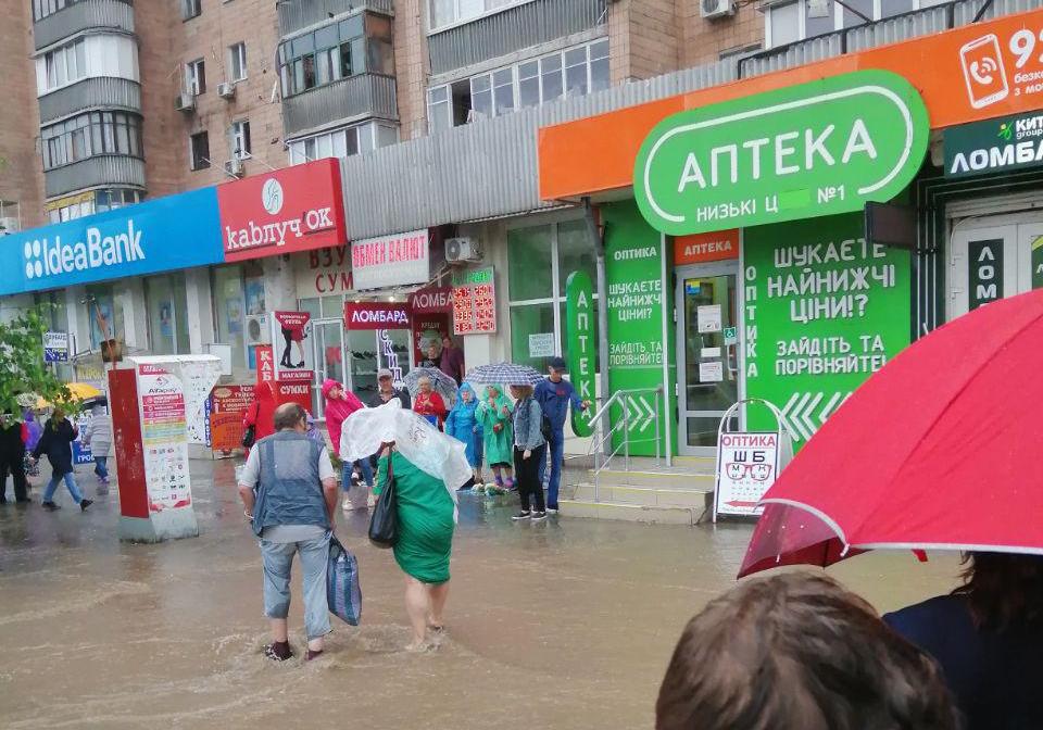Дождь в Харькове: затопило улицы и супермаркет. Фото: ХХ