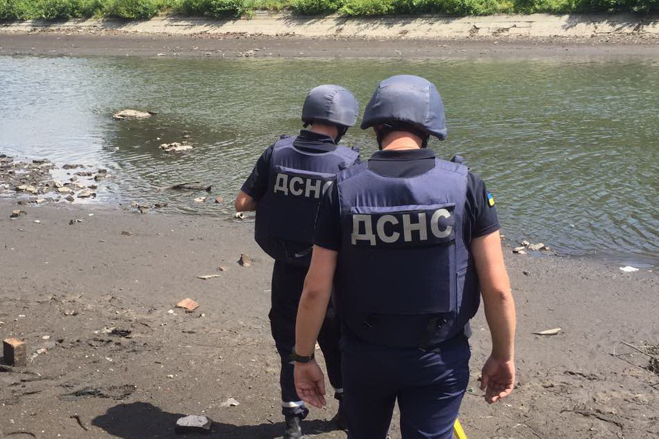 В Харькове на берегу реки нашли гранату. Фото: kh.dsns.gov.ua