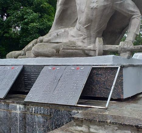 Под Харьковом вандалы повредили монумент. Фото: Facebook Чугуев info