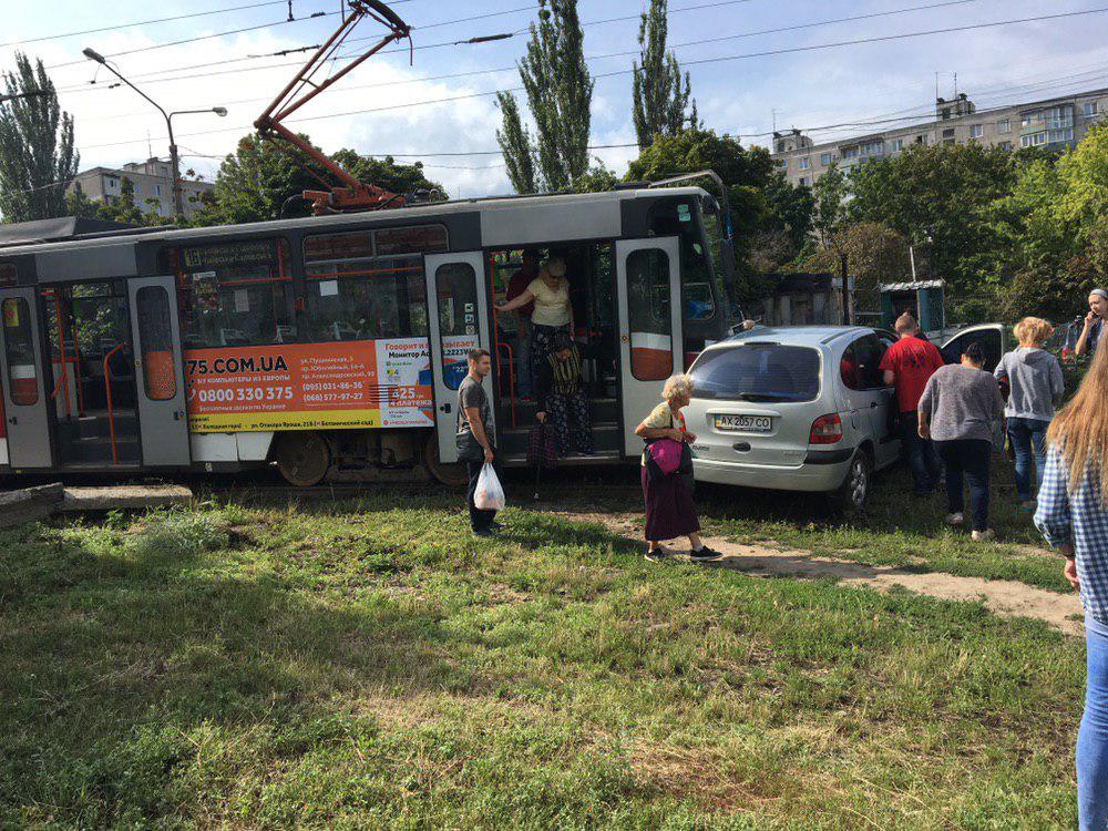 ДТП с трамваем на Героев Труда в Харькове 11 июля 2019. Фото: ХХ