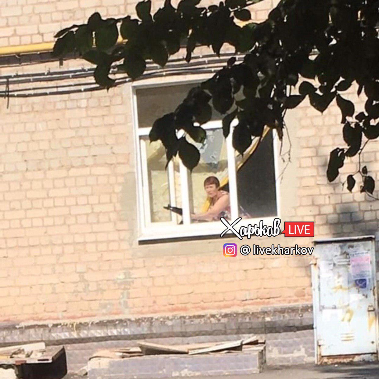 В Харькове заметили бабушку с автоматом. Фото: Харьков Live