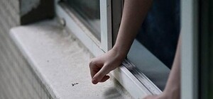 Покончила с собой: в Коммунарском районе женщина выпрыгнула из окна (видео)
