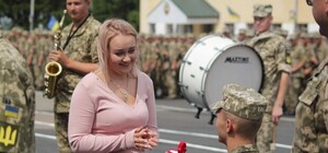 Заздріть, подружки: у Львові під час присяги освідчилися шестеро військових