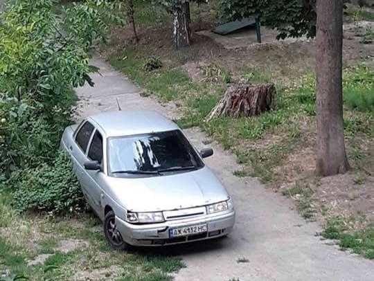 В Харькове легковушка влетела во двор на большой скорости. Фото: Facebook "Наш Харьков"