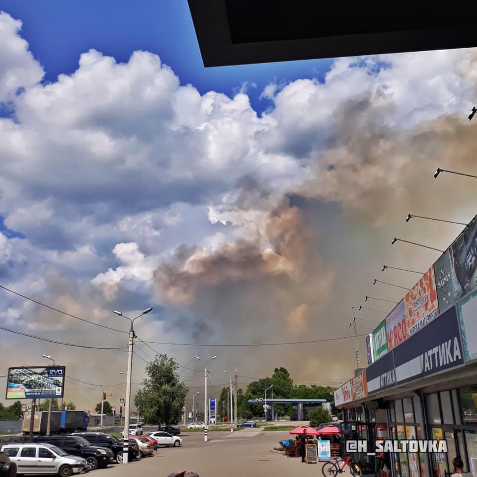 На окраине Харькова горят 2 га камыша. Фото: ХС
