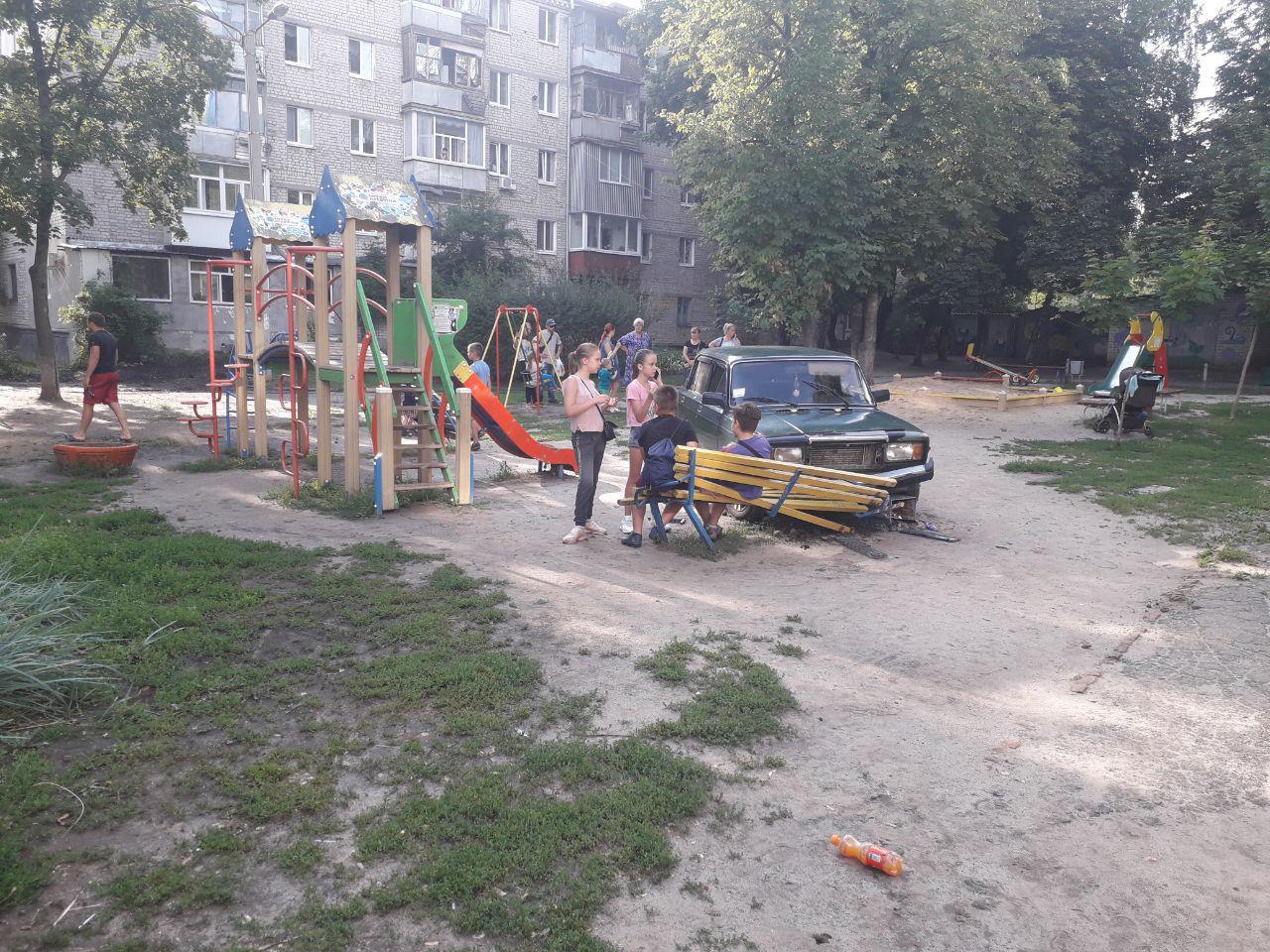 В Харькове случилось ДТП на детской площадке. Фото: ХХ