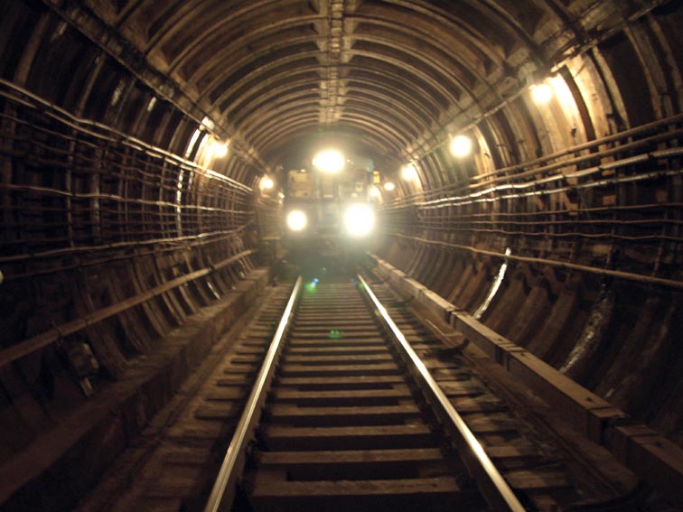 В Харькове поезд метро остановился в тоннеле. Фото иллюстративное: fishki.net