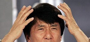 Пора бы снять: на правом берегу так и висит табличка с запрещенной символикой