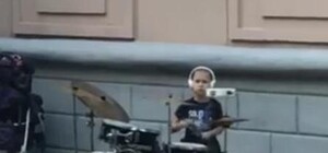 Собирает поклонников: в Бердянске заметили 6-летнего барабанщика (видео)