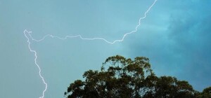 Вспышка света: смотри, как в Одессе молния ударила в трамвайные пути