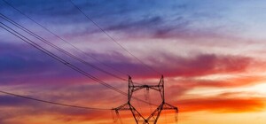 Руфер или самоубийца: мужчина залез на электроопору (видео)