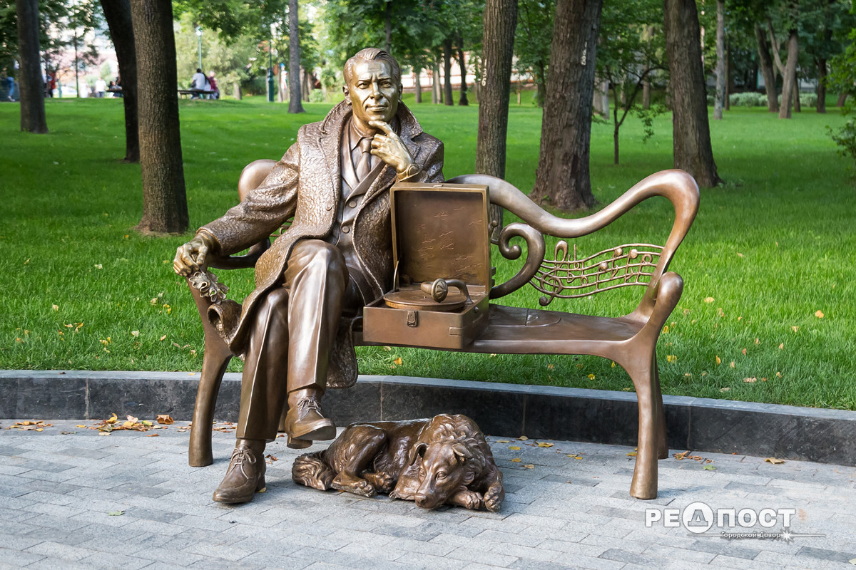В центре Харькова появилась скульптура Марка Бернеса. Фото: "Городской дозор"