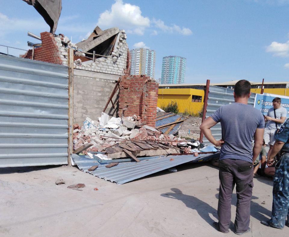 В Харькове кусок стены упал на забор и травмировал человека. Фото: ХХ