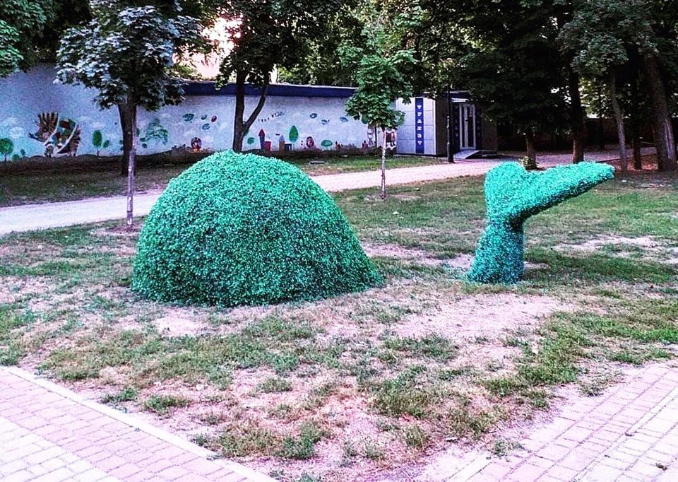 В Харькове появилась скульптура кита из зелени. Фото: Facebook "Харьков City"