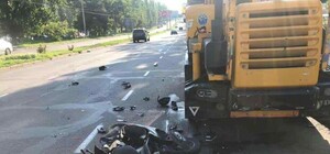 В Одессе мопед врезался в автокран: юного гонщика увезли в больницу