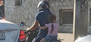 Своя жизнь дороже: по Одессе мужчина возит сзади на мопеде маленькую девочку