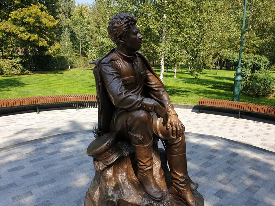 В Харькове появилась статуя Леонида Быкова. Фото: dozor.kharkov.ua