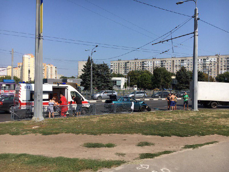 В Харькове столкнулись три автомобиля. Фото: ХХ