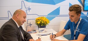 Украинцы на авиафоруме Ле Бурже 2019: студент подписал контракт с компанией Boeing