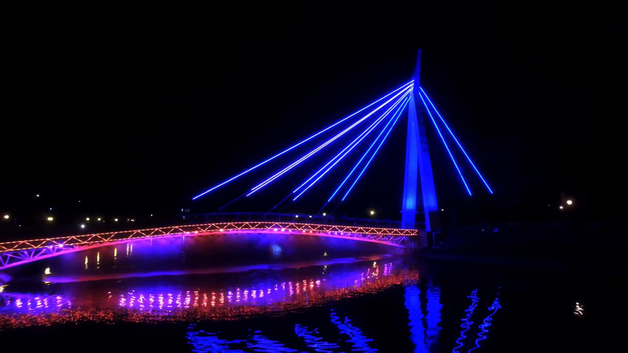В центре Харькова подсветили мост. Фото: скриншот видео