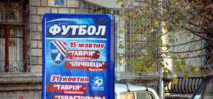 Севастопольцы оставляют на месте трагической аварии цветы, свечи и мягкие игрушки