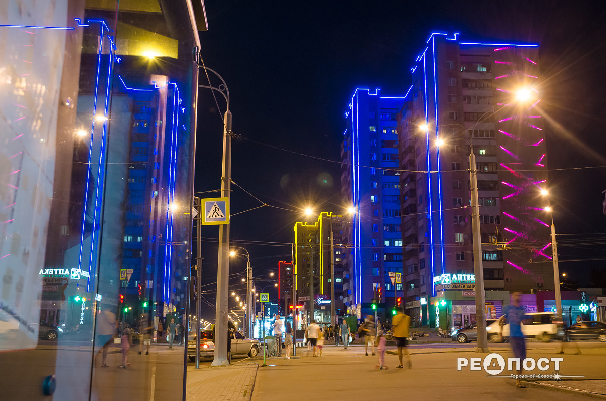 В Харькове подсветили дома и мост. Фото: Городской дозор