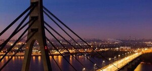 ДТП с опрокидыванием на Северной мосту: автомобиль влетел в отбойник