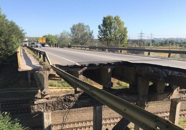 Опубликовано видео обвала моста в Харькове. Фото: hk.npu.gov.ua