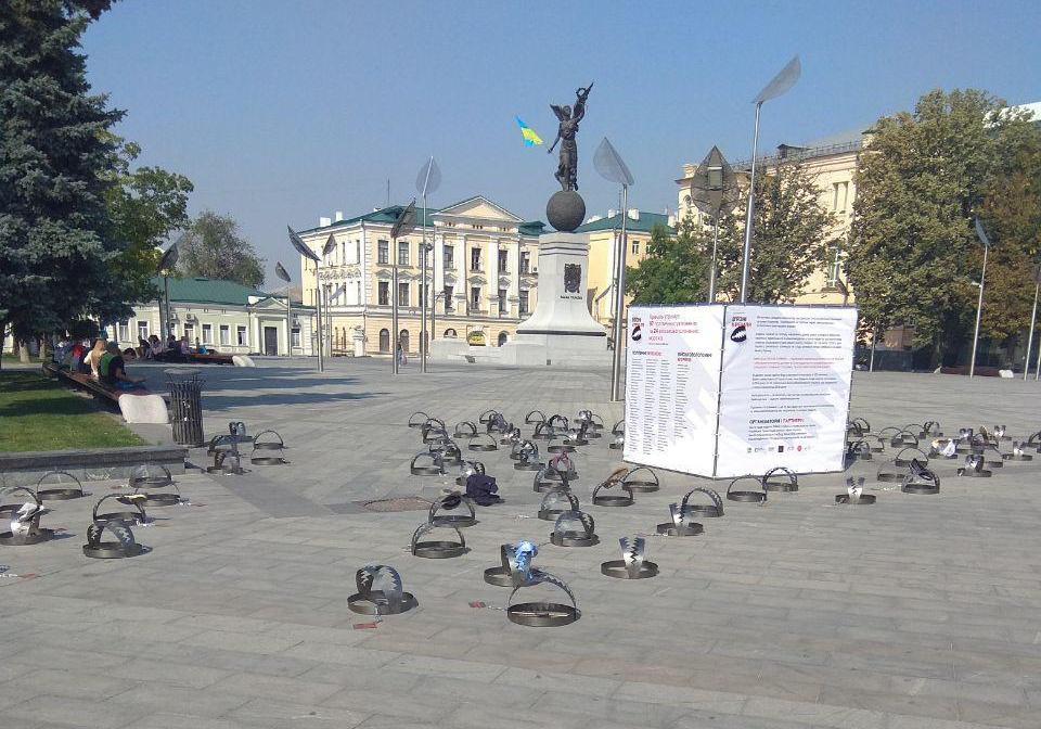 На площади Конституции в Харькове установили 120 капканов. Фото: ХХ