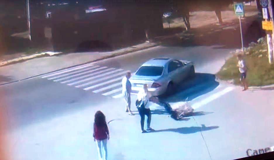 Под Харьковом водитель ударил девушку на переходе. Фото: скриншот видео