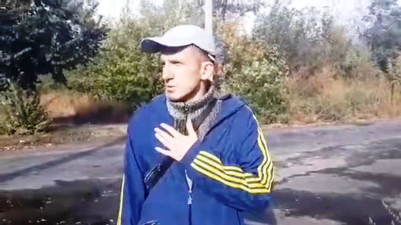 В Харькове прохожие поймали мужчину, целовавшего девочку. Фото: скриншот видео