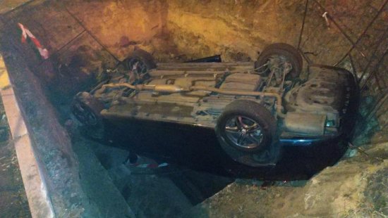 Новость - События - Ни царапины: на проспекте Гагарина водитель "Тойоты" протаранил "Ланос" и свалился в яму