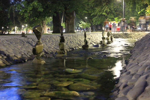 Харьковчанин создает скульптуры на баланс из камней. Фото: segodnya.ua
