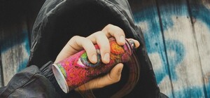 Что за люди: на площади Советской вандалы переломали скамейки