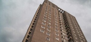 В шаге от падения: школьник свисал с 10 этажа