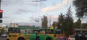 Троллейбус попал в аварию: движение в сторону центра затруднено