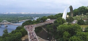 Не прошло и года: на велопешеходном мосту опять разбили стекло