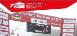 Тысячи бегунов в тумане: как в центре стартовал полумарафон